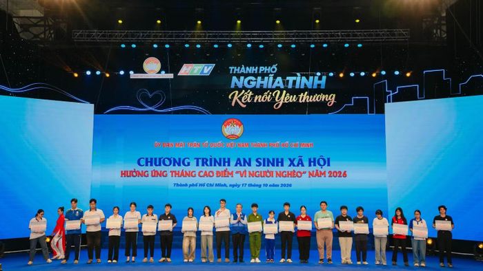 Đồng chí Nguyễn Phước Lộc trao học bổng Nguyễn Hữu Thọ đến học sinh, sinh viên có hoàn cảnh khó khăn. (Ảnh: Ban tổ chức)