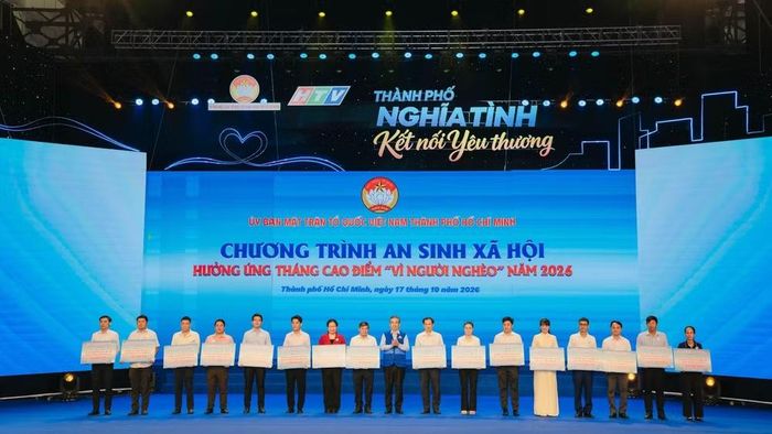Đồng chí Nguyễn Phước Lộc trao bảng tượng trưng học bổng cho học sinh có hoàn cảnh khó khăn, đến đại diện các xã, phường. (Ảnh: Ban tổ chức)