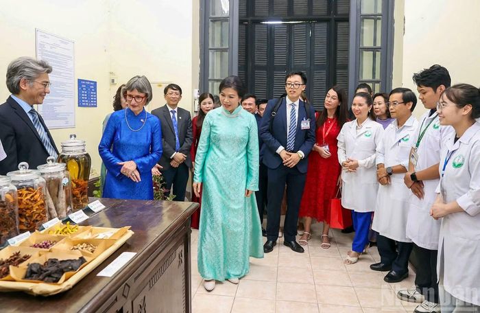 Tại khu trưng bày của Viện Dược liệu, hai Phu nhân đã tìm hiểu quá trình nghiên cứu, bảo tồn và phát triển cây thuốc Việt Nam, từ nguồn giống, nuôi trồng đến chế biến thành các sản phẩm phục vụ chăm sóc sức khỏe.