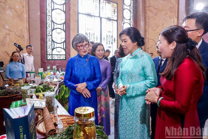 Phu nhân Ngô Phương Ly chia sẻ về truyền thống sử dụng cây thuốc trong chăm sóc sức khỏe của người Việt Nam với Phu nhân Caroline Parmelin.