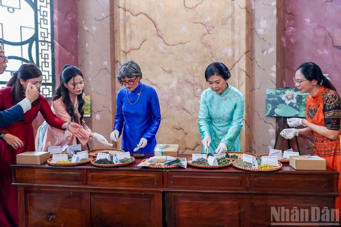 Hai Phu nhân cùng trải nghiệm làm gối chườm từ các loại thảo dược truyền thống như gừng, quế, hồi, khuynh diệp và thảo quyết minh.