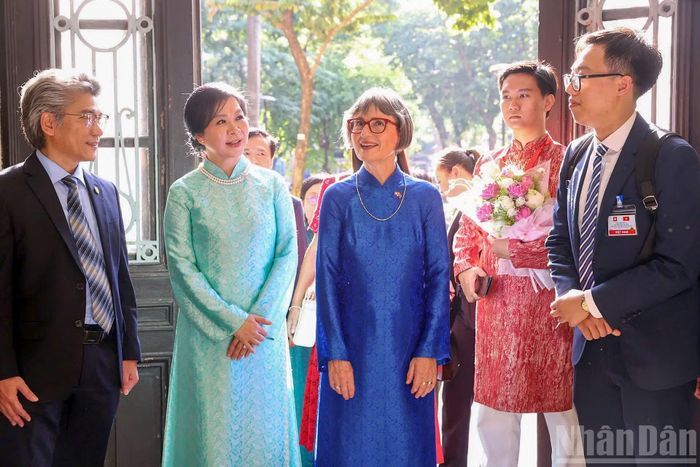 Bà Ngô Phương Ly, Phu nhân Tổng Bí thư, Chủ tịch nước Tô Lâm và bà Caroline Parmelin, Phu nhân Tổng thống Liên bang Thụy Sĩ đến tham quan Trường đại học Dược Hà Nội.