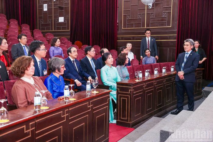 Tại Trường đại học Dược Hà Nội, hai Phu nhân tham dự hoạt động giới thiệu về y học cổ truyền Việt Nam, tìm hiểu các loại cây thuốc, dược liệu và những phương pháp chăm sóc sức khỏe truyền thống.