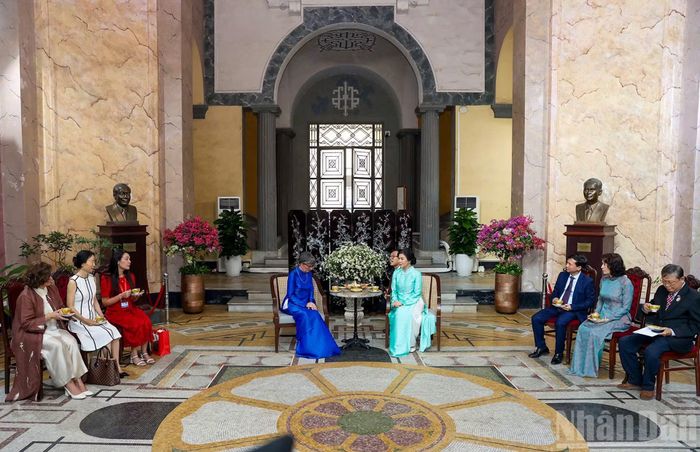 Hai Phu nhân cùng thưởng thức trà thảo dược và các loại bánh truyền thống Việt Nam, trao đổi về những nét đặc sắc trong văn hóa, thiên nhiên và đời sống của nhân dân hai nước.