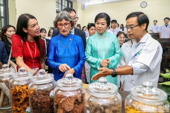 Tại khu trưng bày của Viện Dược liệu, hai Phu nhân đã tìm hiểu quá trình nghiên cứu, bảo tồn và phát triển cây thuốc Việt Nam, từ nguồn giống, nuôi trồng đến chế biến thành các sản phẩm phục vụ chăm sóc sức khỏe.