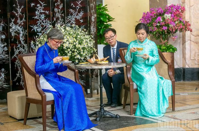 Hai Phu nhân cùng thưởng thức trà thảo dược và các loại bánh truyền thống Việt Nam, trao đổi về những nét đặc sắc trong văn hóa, thiên nhiên và đời sống của nhân dân hai nước.