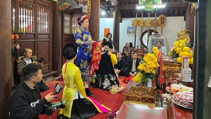 Một buổi Thực hành Tín ngưỡng thờ Mẫu Tam phủ phục vụ công tác nghiên cứu của bạn bè quốc tế. (Ảnh: TC)