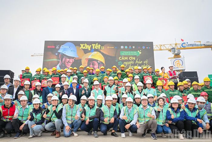  Chương trình “Xây Tết 2026” với chủ đề “Cảm ơn người bảo vệ hạnh phúc” do Công ty cổ phần Xây dựng Coteccons phối hợp Báo Nhân Dân tổ chức. (Ảnh: BẢO LONG) 