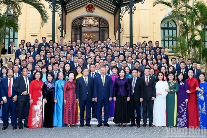 Tổng Bí thư, Chủ tịch nước Tô Lâm với các đại biểu doanh nghiệp tiêu biểu tham dự cuộc gặp mặt nhân Ngày Doanh nhân Việt Nam 13/10/2026.