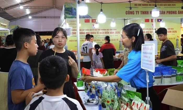 Ngay sau lễ khai mạc, đông đảo nhân dân đến tham quan, mua sắm tại các gian hàng. (Ảnh: LÊ LAN)