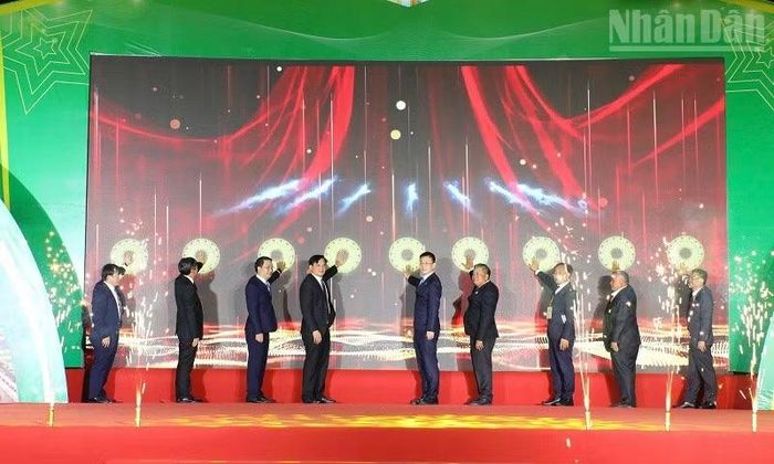 Đại biểu thực hiện nghi thức ấn nút khai mạc Hội chợ thương mại Quốc tế Điện Biên, năm 2026. (Ảnh:LÊ LAN)