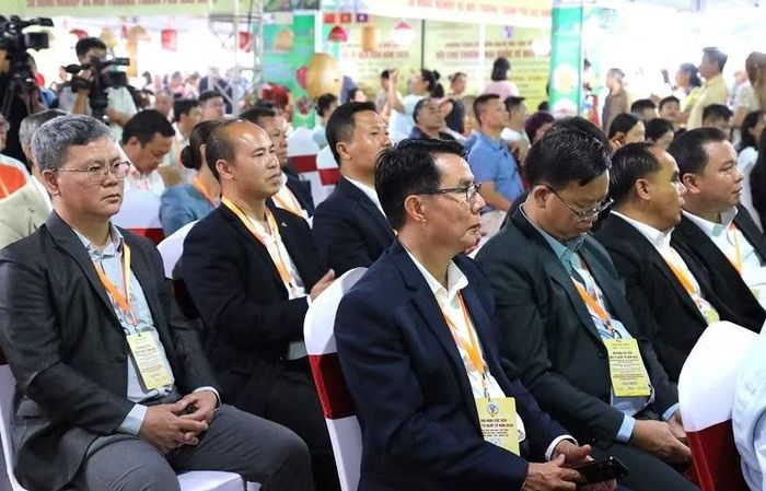 Đại biểu dự khai mạc Hội chợ. (Ảnh: LÊ LAN)