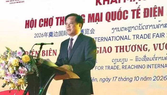 Đồng chí Lò Văn Cương, Phó Chủ tịch Thường trực Ủy ban nhân dân tỉnh Điện Biên chào mừng các doanh nghiệp, đại biểu tham dự Hội chợ. (Ảnh: LÊ LAN)