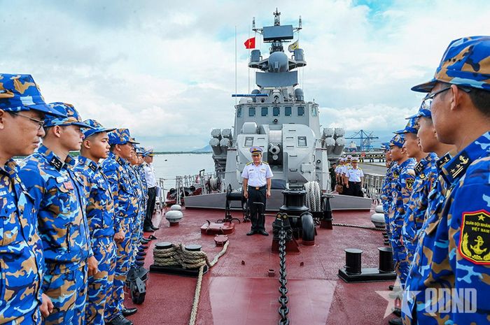 Chỉ huy Lữ đoàn 167 kiểm tra việc chuẩn bị huấn luyện của Tàu 377.