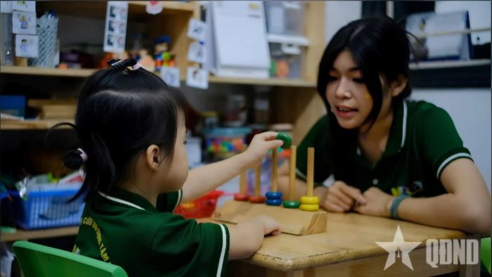 Cô và trò tại Trung tâm Nghiên cứu ứng dụng tâm lý giáo dục Nhà Bình An trong một giờ học phát triển kỹ năng cho trẻ. Ảnh: QUỲNH ANH