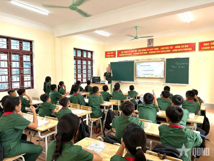 Các học sinh Phân hiệu 2, Trường Thiếu sinh quân miền Trung tham gia những giờ học đầu tiên.