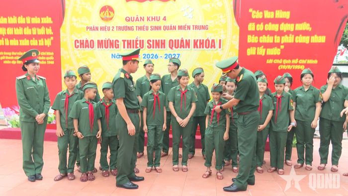 Chỉ huy Phân hiệu 2, Trường Thiếu sinh quân miền Trung trò chuyện động viên các học sinh.