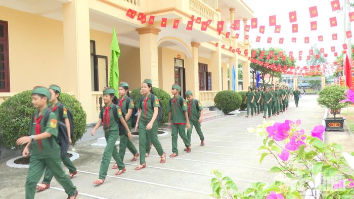 Các học sinh tiến bước tới trường.