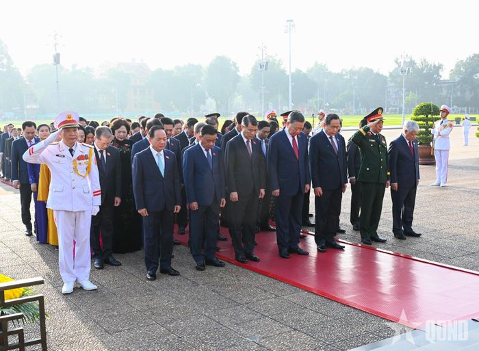 Tổng Bí thư, Chủ tịch nước Tô Lâm và đoàn đại biểu lãnh đạo Đảng, Nhà nước đặt vòng hoa, vào Lăng viếng Chủ tịch Hồ Chí Minh.