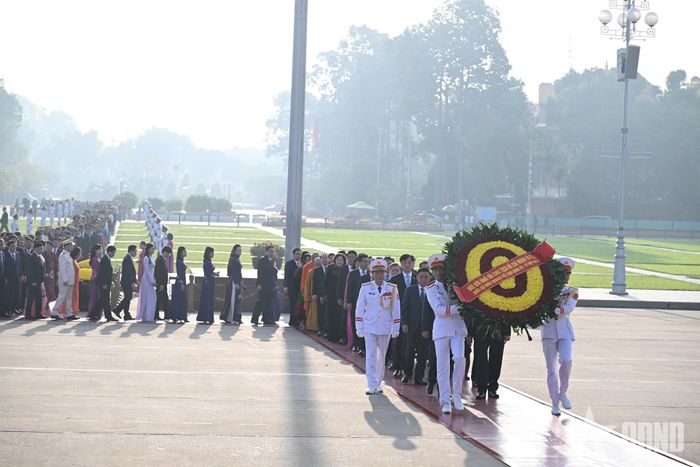  Đoàn đại biểu đặt vòng hoa, vào Lăng viếng Chủ tịch Hồ Chí Minh. 