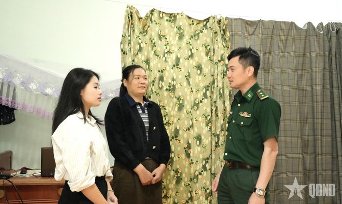 Trung tá Nguyễn Xuân Giang, Đồn trưởng Đồn Biên phòng Cửa khẩu Săm Pun tới thăm hỏi, nắm tình hình nơi ăn, ở, sinh hoạt của các giáo viên. 