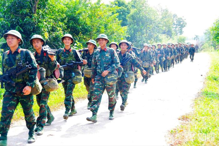 Cán bộ, chiến sĩ Trung đoàn 209 hành quân với tổng chiều dài hơn 100km qua nhiều loại địa hình khác nhau.