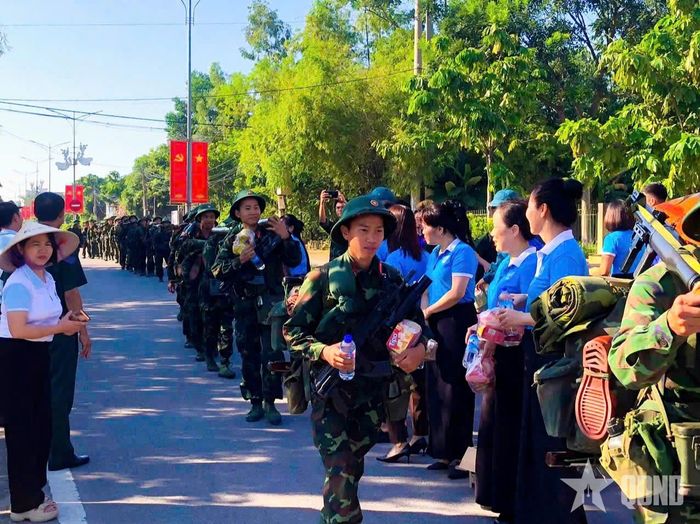 Cấp ủy, chính quyền và nhân dân địa phương phường Sông Công, tỉnh Thái Nguyên tặng nước uống, động viên bộ đội hành quân.