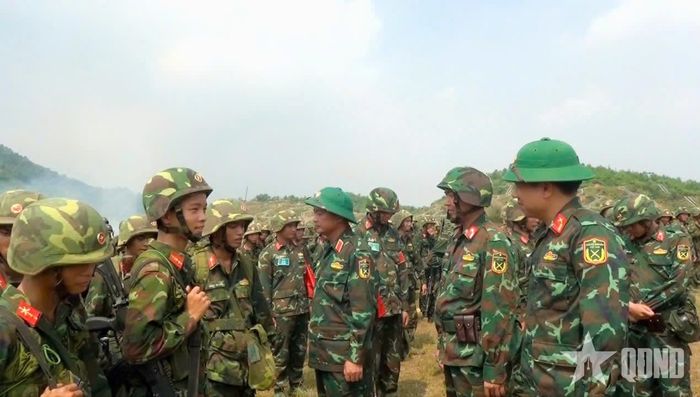 Thiếu tướng Nguyễn Thành Phố, Phó tư lệnh, Tham mưu trưởng Quân đoàn 12 động viên cán bộ, chiến sĩ thực hành bắn đạn thật đạt kết quả tốt, bảo đảm an toàn.