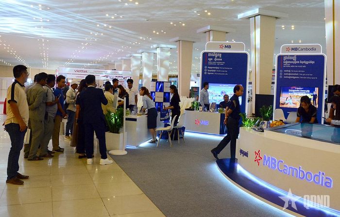 Khách hàng quan tâm đến các sản phẩm của Ngân hàng MB Campuchia.