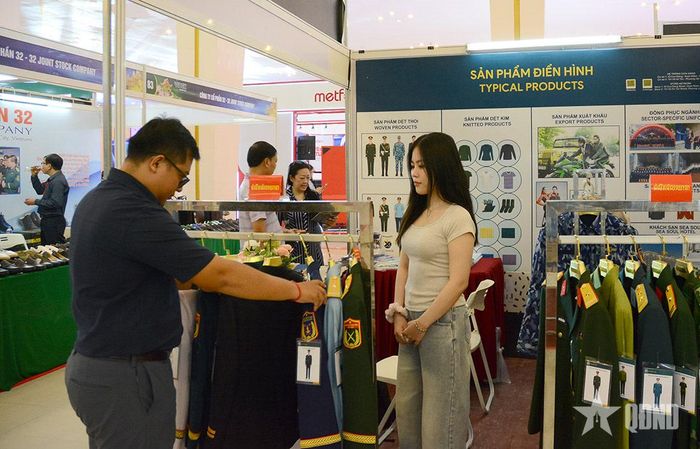 Khách hàng lựa chọn sản phẩm tại gian hàng của Công ty Cổ phần X20.