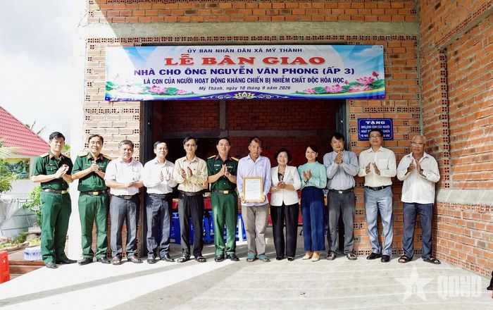 Bàn giao nhà cho gia đình ông Nguyễn Văn Phong ở xã Mỹ Thành, tỉnh Đồng Tháp.