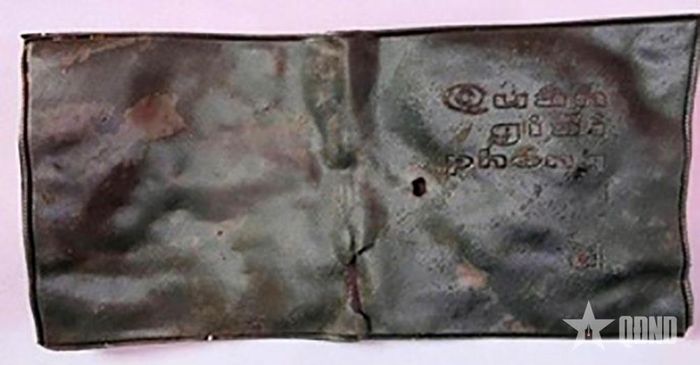 Chiếc ví màu đen có dòng chữ “Quân giải phóng” được tìm thấy trong mộ liệt sĩ tại Nghĩa trang Liệt sĩ Sa Thầy.