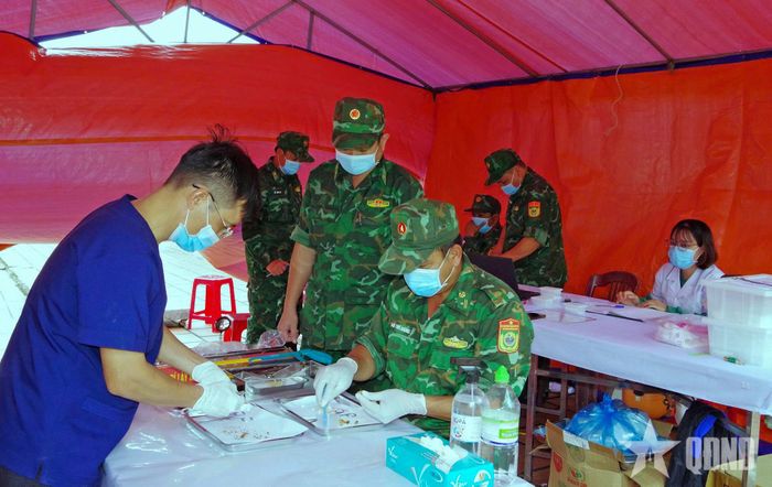 Bác sĩ, nhân viên y tế xã Sa Thầy và Đội lấy mẫu số 10 phân tích, lựa chọn mẫu sinh phẩm tại Nghĩa trang Liệt sĩ Sa Thầy.