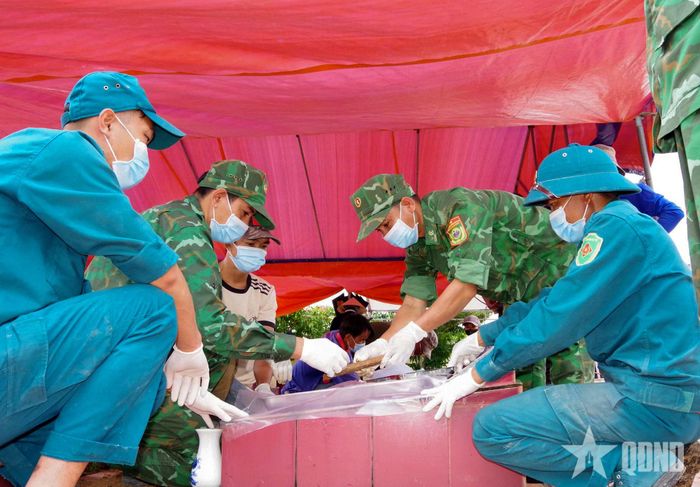 Các chiến sĩ dân quân xã Sa Thầy và Đội lấy mẫu số 10 thực hiện nhiệm vụ tại Nghĩa trang Liệt sĩ Sa Thầy.