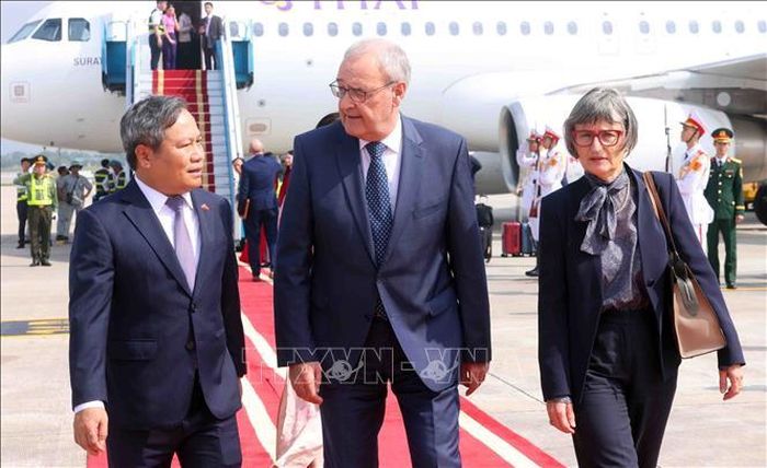 Chủ tịch UBND thành phố Hà Nội Vũ Đại Thắng, Tổng thống Thụy Sĩ Guy Parmelin và phu nhân tại sân bay quốc tế Nội Bài, Hà Nội. Ảnh: TTXVN 