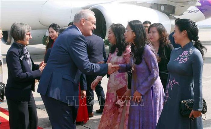  Tổng thống Thụy Sĩ Guy Parmelin và phu nhân đến Hà Nội, bắt đầu chuyến thăm chính thức Việt Nam. Ảnh: TTXVN
