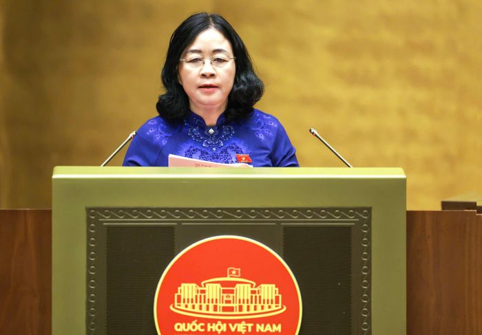 Đồng chí Bùi Thị Minh Hoài, Ủy viên Bộ Chính trị, Bí thư Trung ương Đảng, Chủ tịch Ủy ban Trung ương Mặt trận Tổ quốc Việt Nam trình bày Báo cáo tổng hợp ý kiến, kiến nghị của cử tri và nhân dân. Ảnh: TRỌNG HẢI