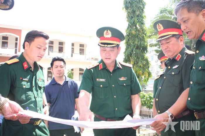 Trung tướng Lê Ngọc Hải, Ủy viên Trung ương Đảng, Tư lệnh Quân khu 5 cùng đoàn công tác kiểm tra thực tế tại doanh trại Tiểu đoàn Phương tiện không người lái.