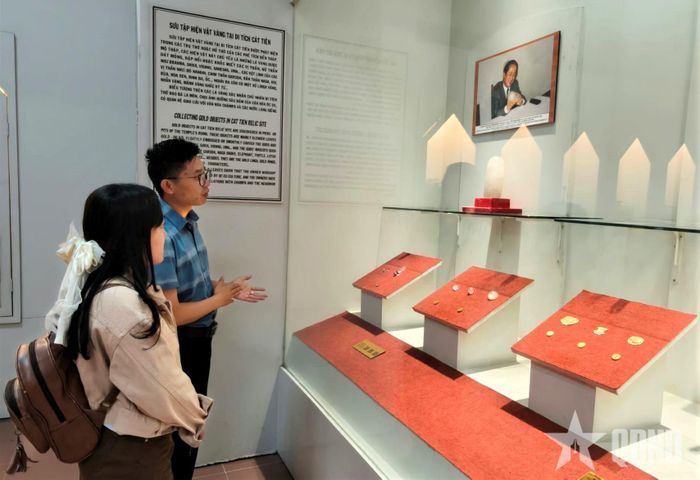 Khách tham quan Linga thạch anh tại Bảo tàng tỉnh Lâm Đồng. 