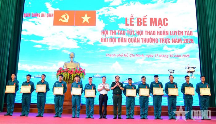 Trao thưởng cho các tập thể, cá nhân có thành tích xuất sắc trong hội thi.