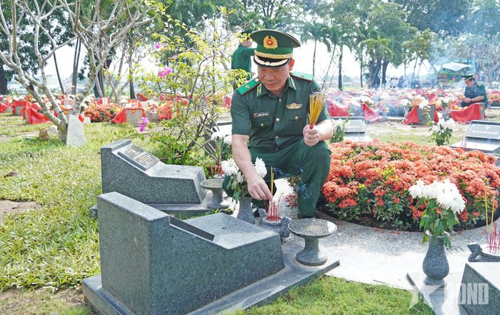Thủ trưởng Bộ tư lệnh BĐBP cùng các đại biểu thắp hương tưởng niệm các liệt sĩ tại Nghĩa trang Liệt sĩ TP Hồ Chí Minh. 