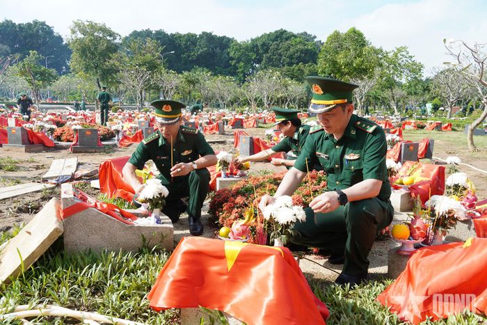 Các đại biểu thắp hương phần mộ 731 liệt sĩ được an táng ngày 14-10 vừa qua. 