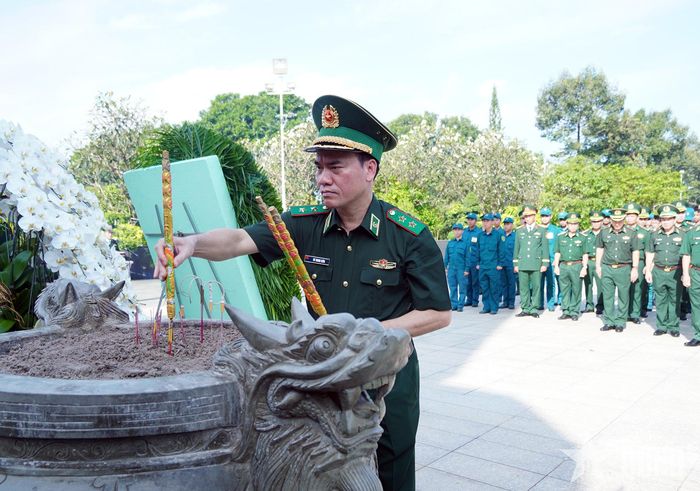 Đồng chí trưởng đoàn dâng hương tưởng niệm. 