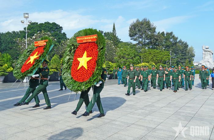 Đoàn đại biểu Đảng ủy, Bộ tư lệnh BĐBP dâng hoa tưởng niệm các anh hùng liệt sĩ. 