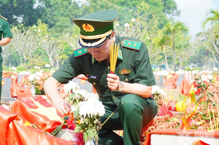 Trung tướng Vũ Trung Kiên, Ủy viên Trung ương Đảng, Tư lệnh BĐBP thắp hương tưởng niệm các liệt sĩ vừa được an táng. 
