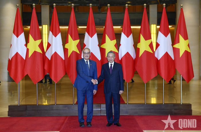  Tổng Bí thư, Chủ tịch nước Tô Lâm và Tổng thống Thụy Sĩ Guy Parmelin tại lễ đón. Ảnh: TUẤN HUY