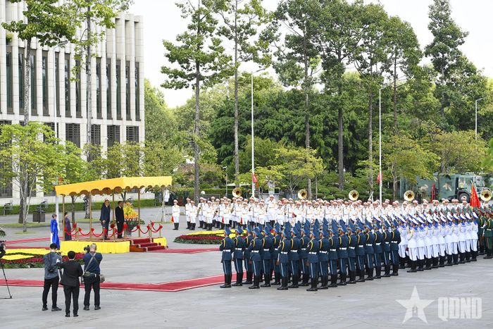Tổng Bí thư, Chủ tịch nước Tô Lâm và Tổng thống Guy Parmelin đứng trên bục danh dự tại lễ đón. Ảnh: TUẤN HUY
