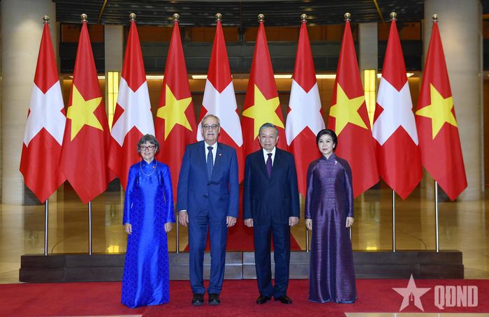 Tổng Bí thư, Chủ tịch nước Tô Lâm và phu nhân Ngô Phương Ly đón Tổng thống Thụy Sĩ Guy Parmelin và phu nhân Caroline Parmelin. Ảnh: TUẤN HUY