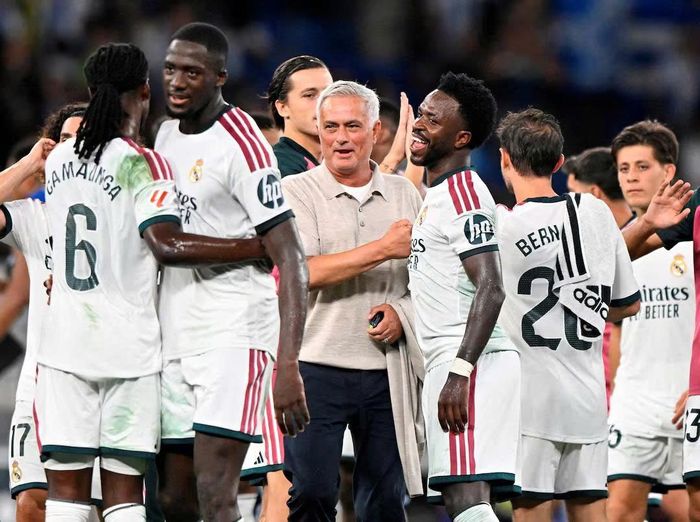 HLV Mourinho vẫn đặt niềm tin ở Vinicius và luôn bảo vệ anh. Ảnh: Reuters 