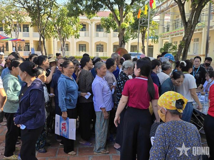 Quang cảnh chương trình khám bệnh, chăm sóc sức khỏe, cấp thuốc miễn phí tại xã Tiên Trang, tỉnh Thanh Hóa.